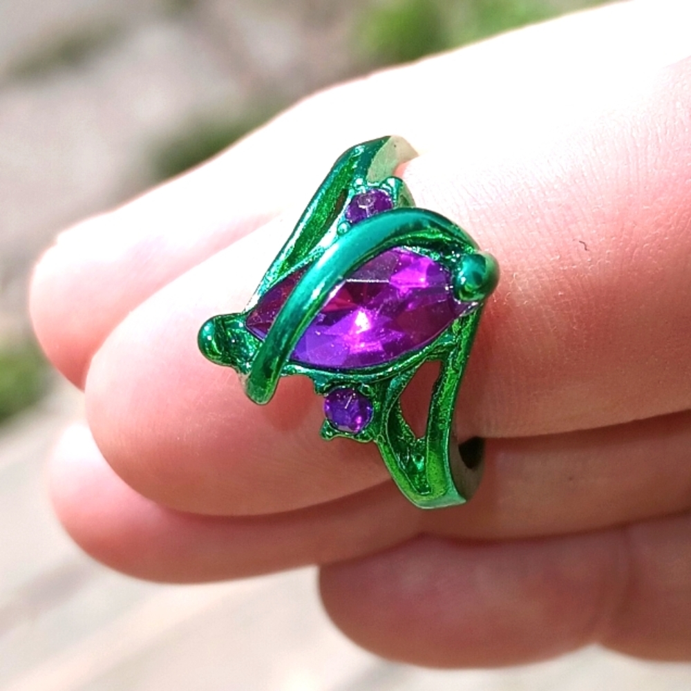 GREEN AND PURPLE RING! has a purple stone and 2 little stones on the sid… TT